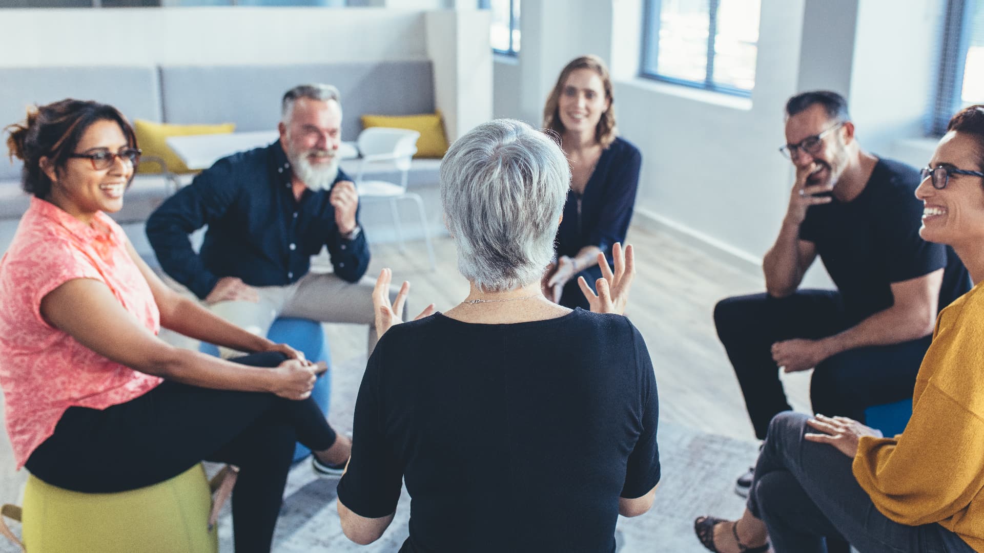 Groep professionals in gesprek tijdens een dialoogsessie